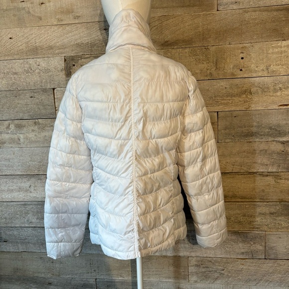 Gap women’s white lightweight polyester fill puffer winter jacket in size medium - Picture 3 of 8
